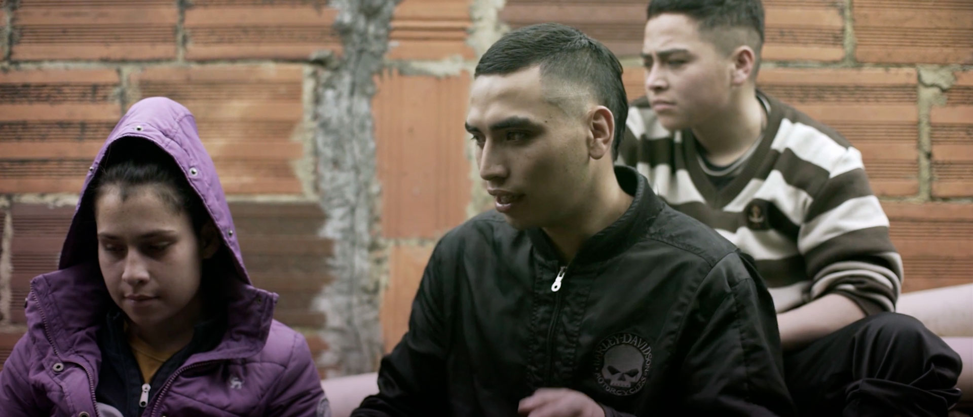 Grupo de jóvenes de un barrio popular en una terraza