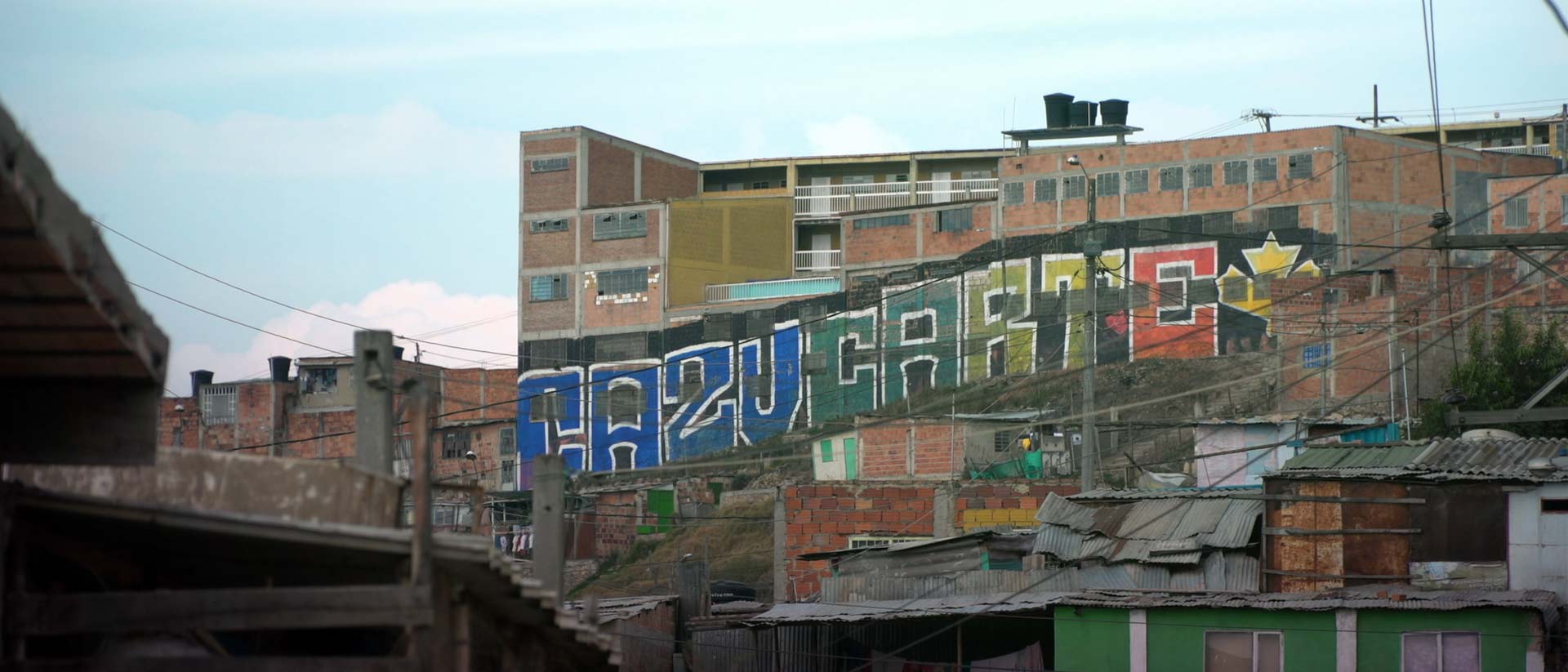 Casas y edificios con grafitis pintados en Cazucá - Los Chavista