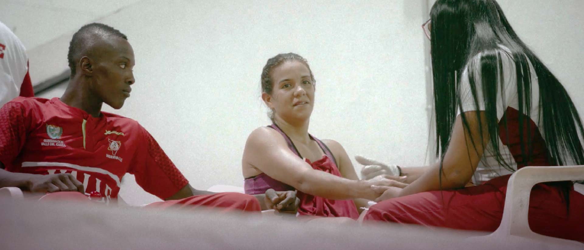 Joven afrodescendiente hablando con dos mujeres 