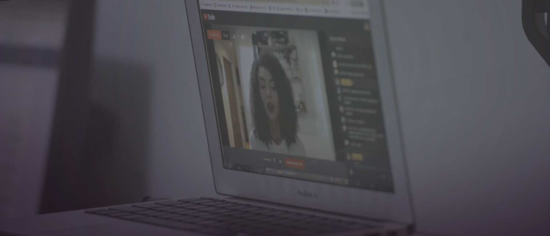 computador reproduciendo un video en vivo en pantalla de una mujer joven afrocolombiana