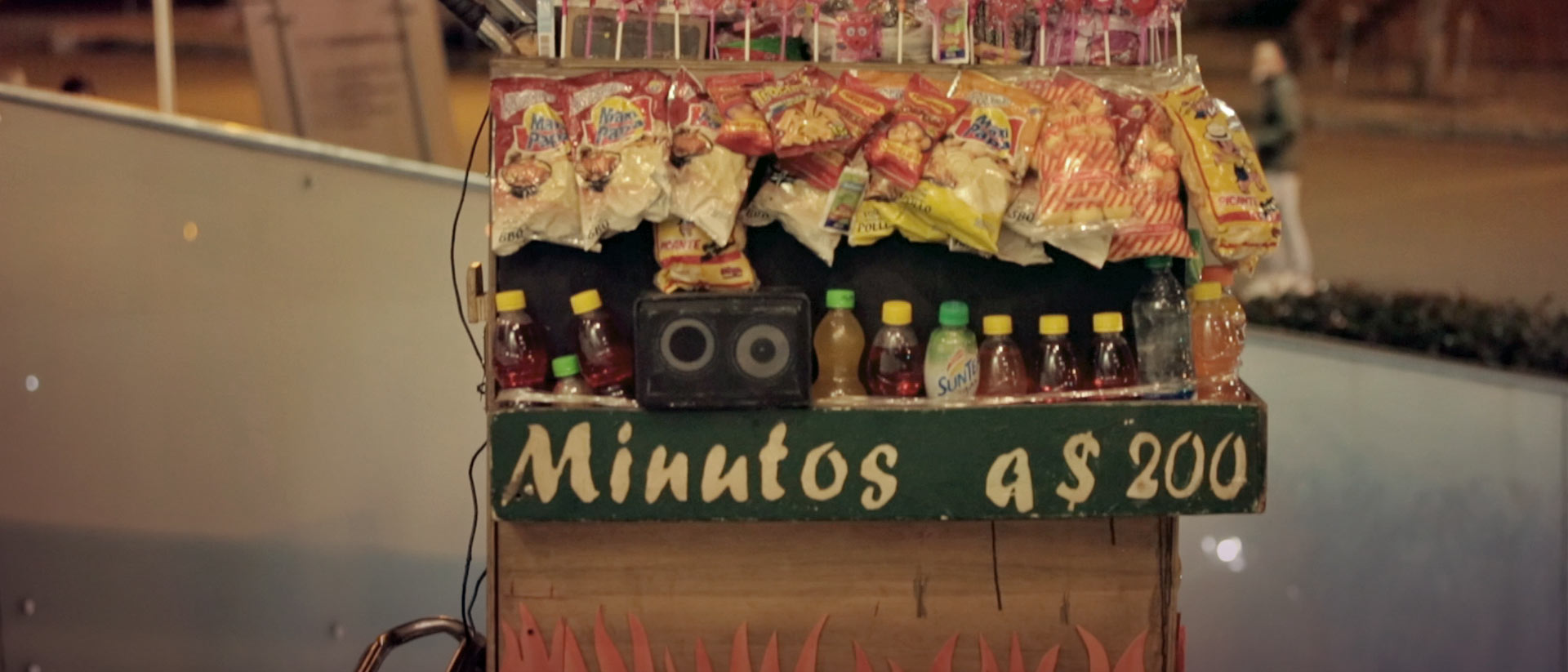 Carrito o 'chaza' de madera con radio para venta de dulces serie documental Artecámara presenta