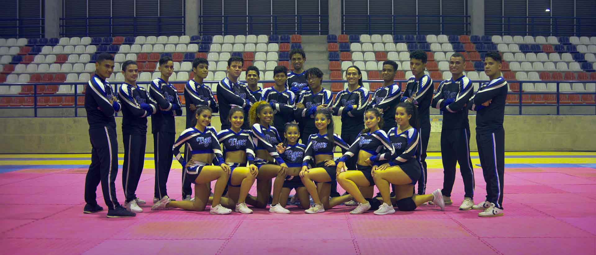 Grupo de cheerleaders en un coliseo