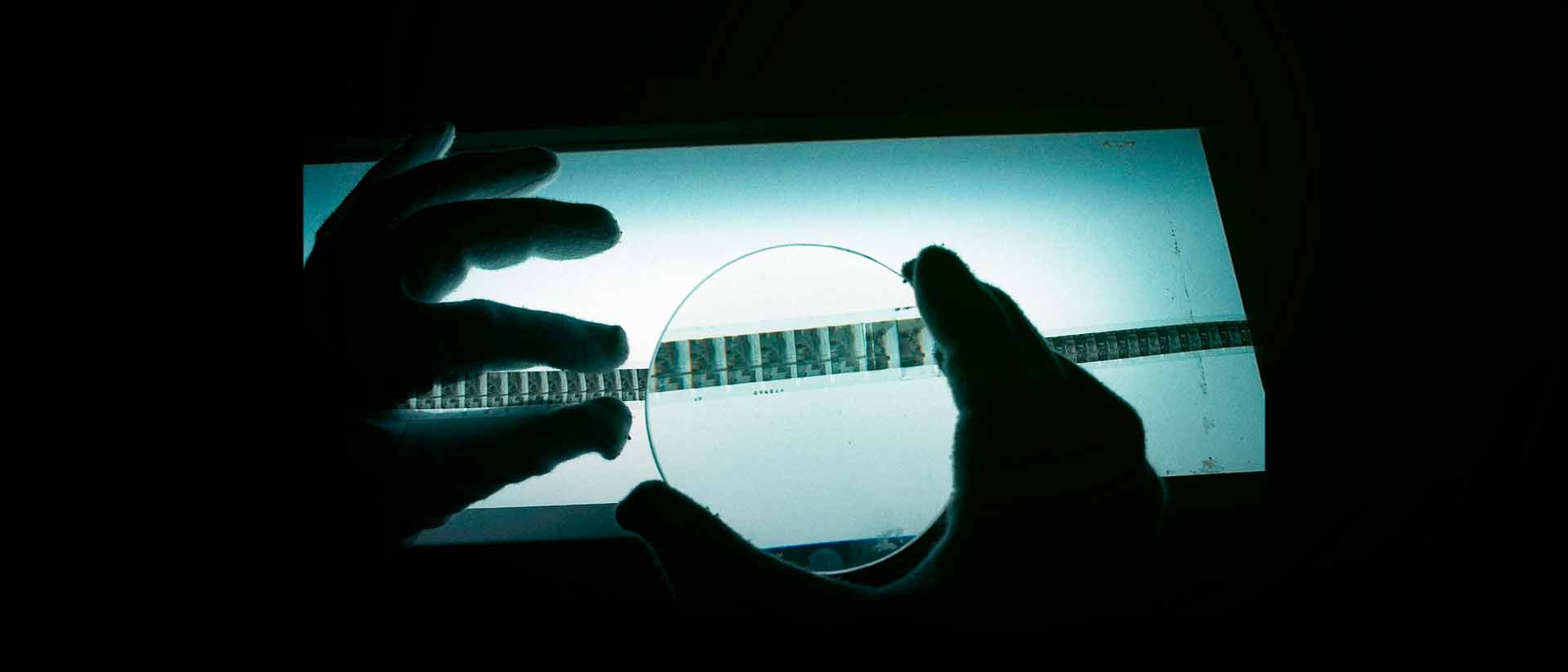 Imagen de cinta antigua vista en un laboratorio, memoria filmica, historia colombiana, documeltal el film justifica los medios, jacobo del castillo