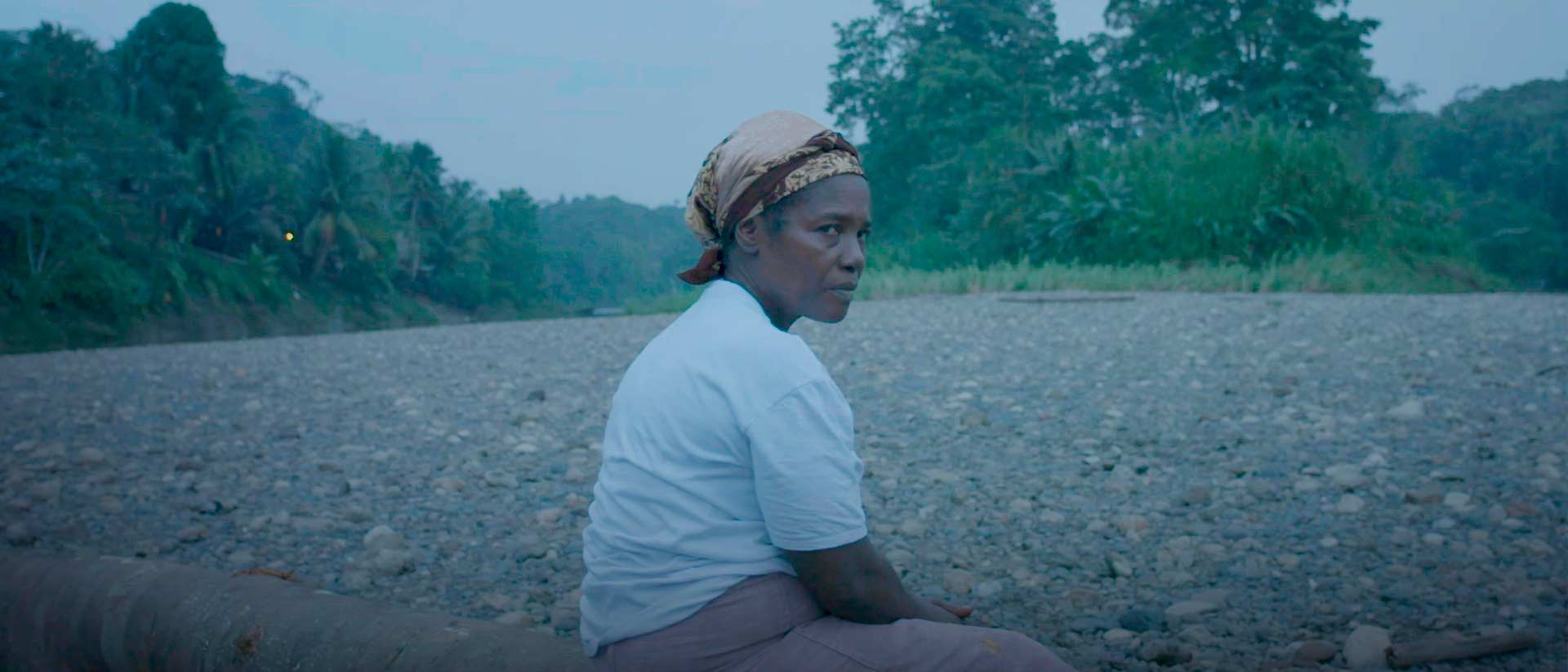 Oneida  sentada en un tronco de árbol - Hacerme canto
