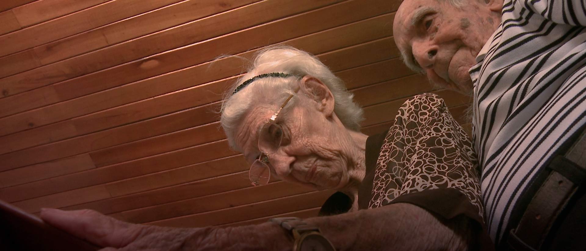 Dos adultos mayores mirando con nostalgia las fotografías de su hijo La paz difunta película documental