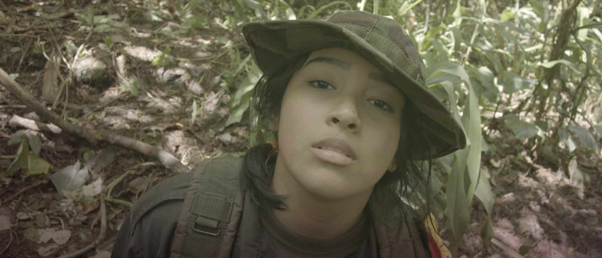 Niña adolescente en la selva con uniforme de las FARC - La Promesa