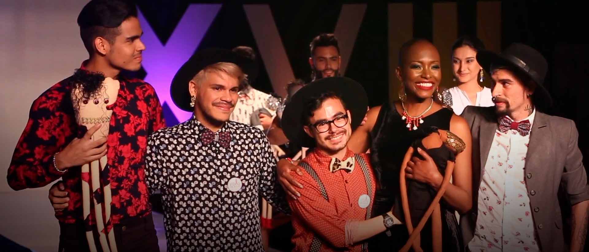 Fotografía de modelo y diseñadores en una pasarela - Les otres