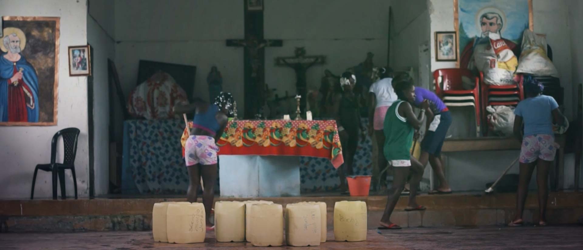 niños afrodescendientes limpiando una iglesia 