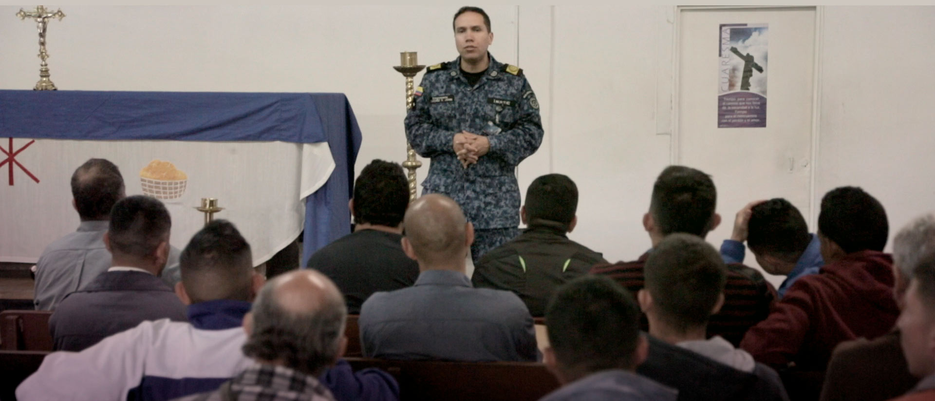 Guardia de La Cárcel Modelo de Bogotá habla con los internos en la capilla Modelo Estéreo cortometraje documental 