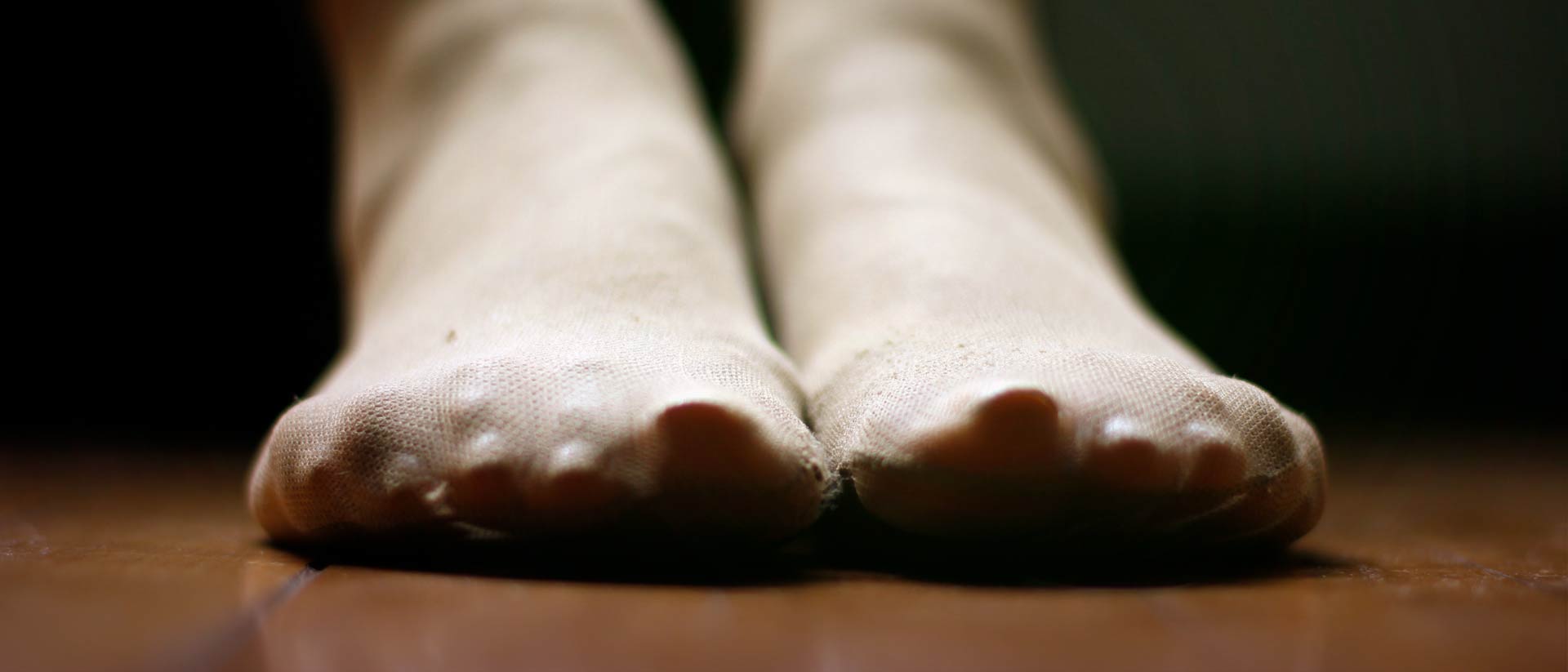 Fotografía de unos pies de mujer con unas medias veladas 