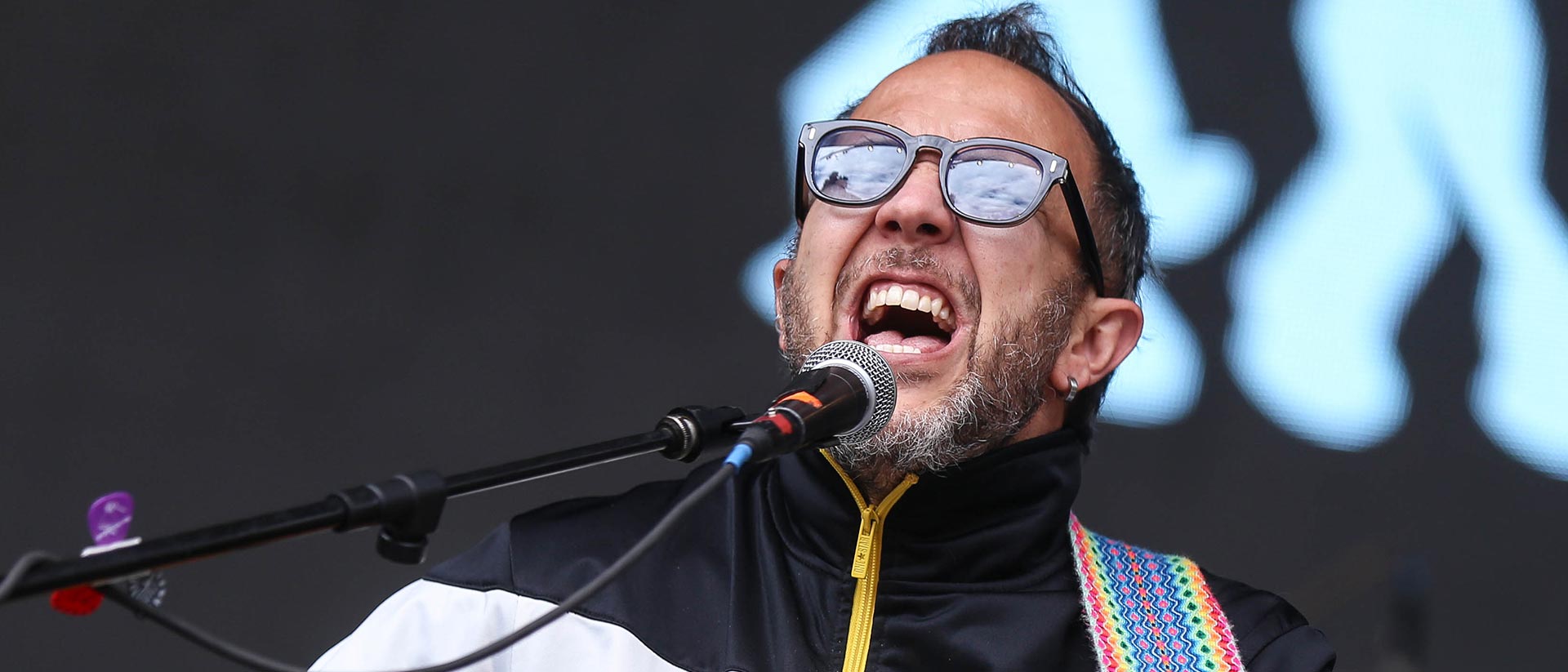 cantante con la guitarra