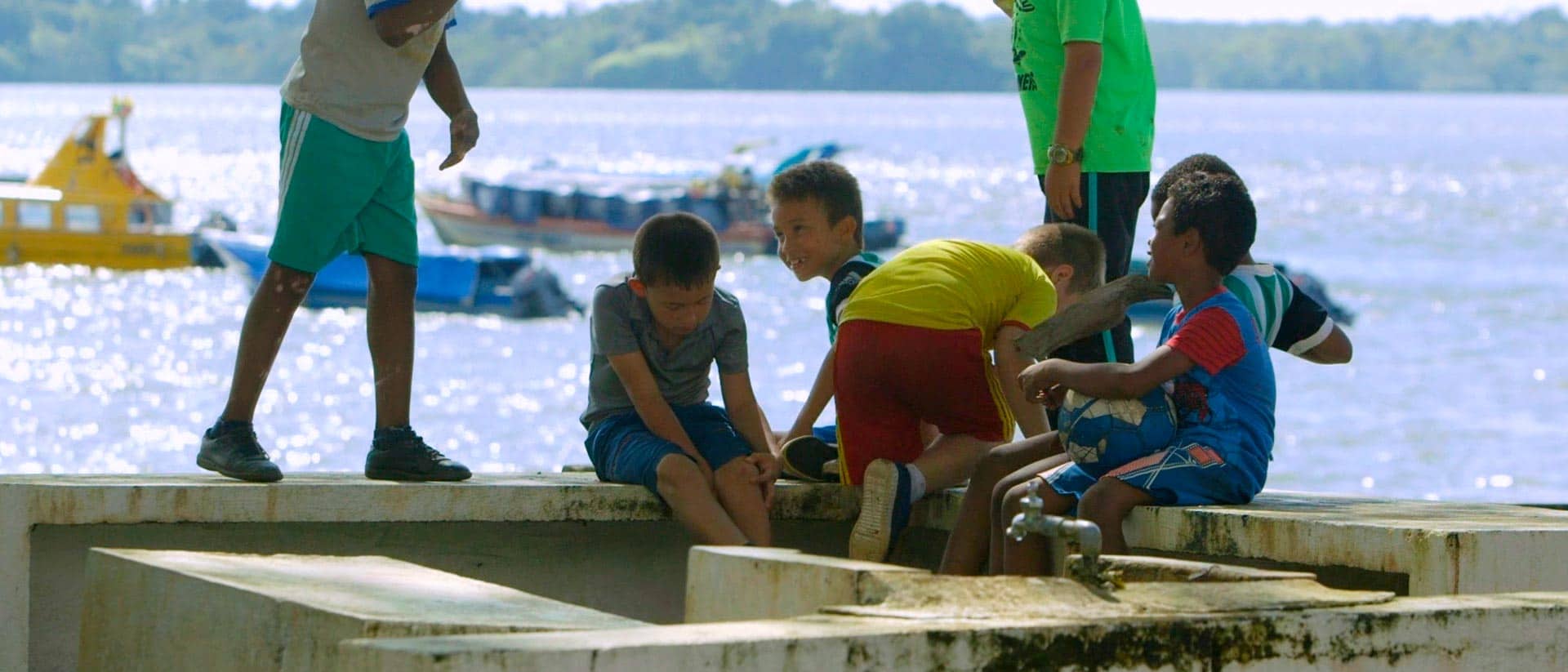 Juego en agua, mar, amigos, diversión, RTVCPlay, serie para niños