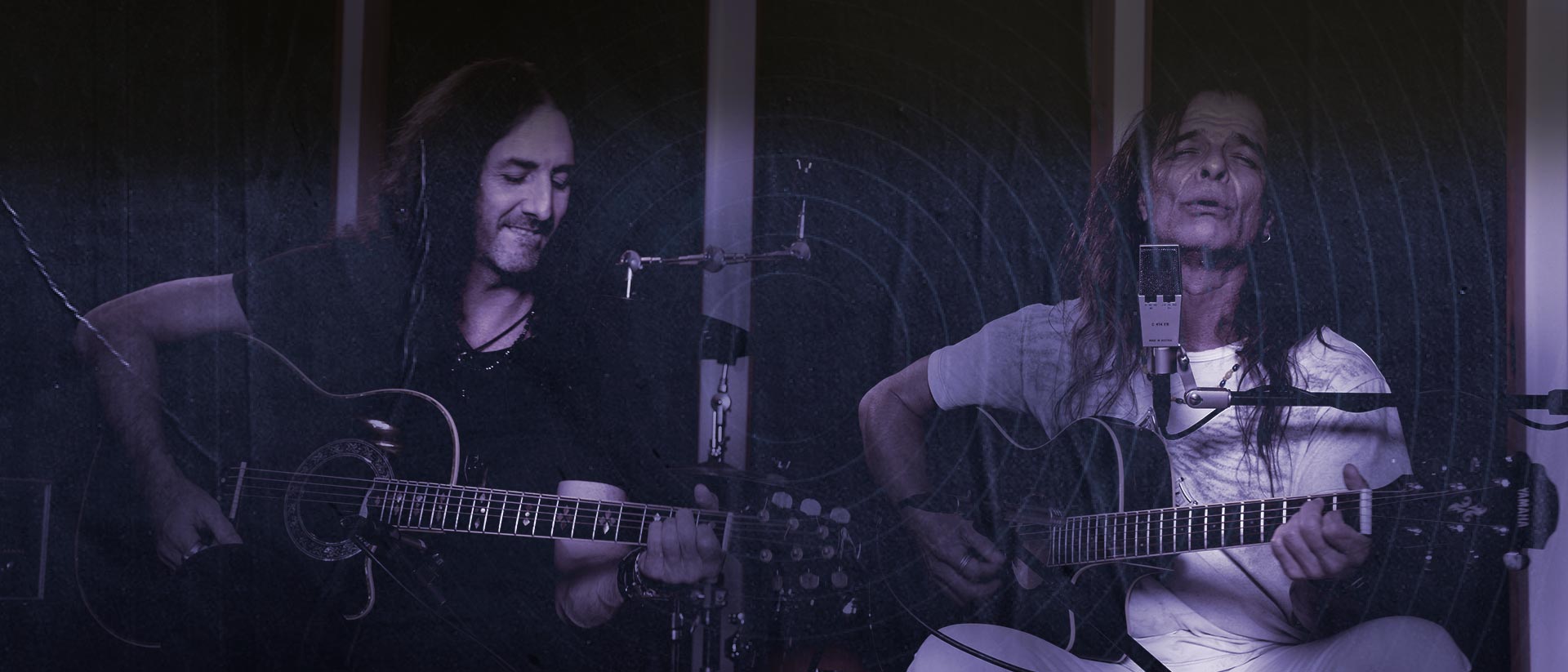 dos cantantes con sus guitarras