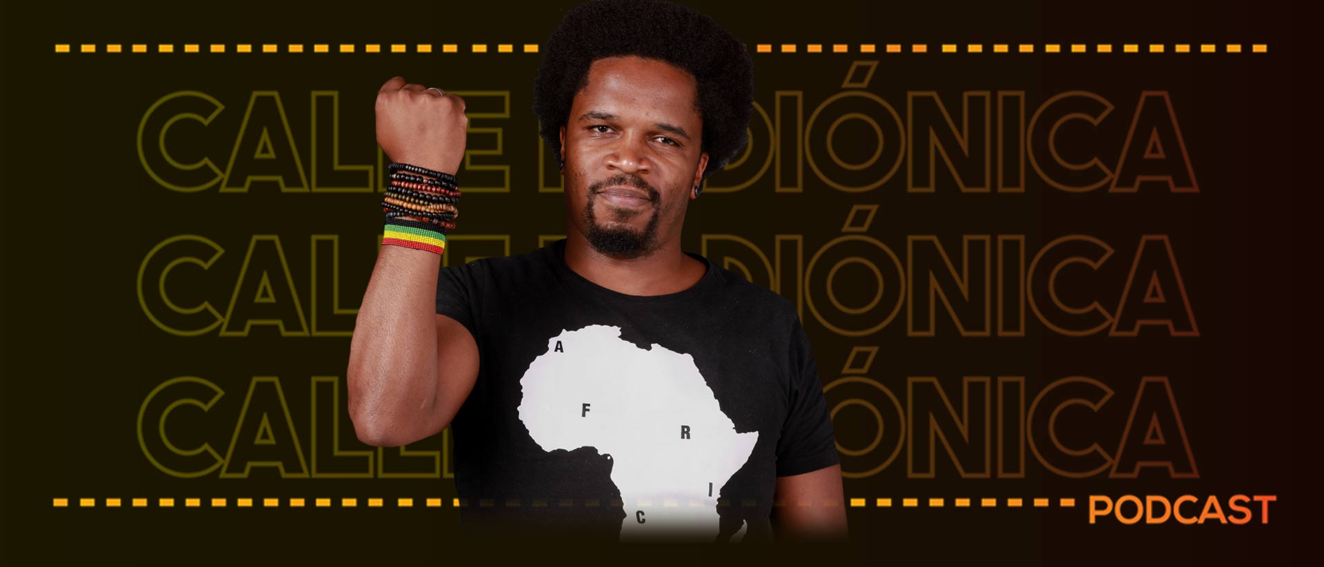 Hombre afro levantando su mano derecha