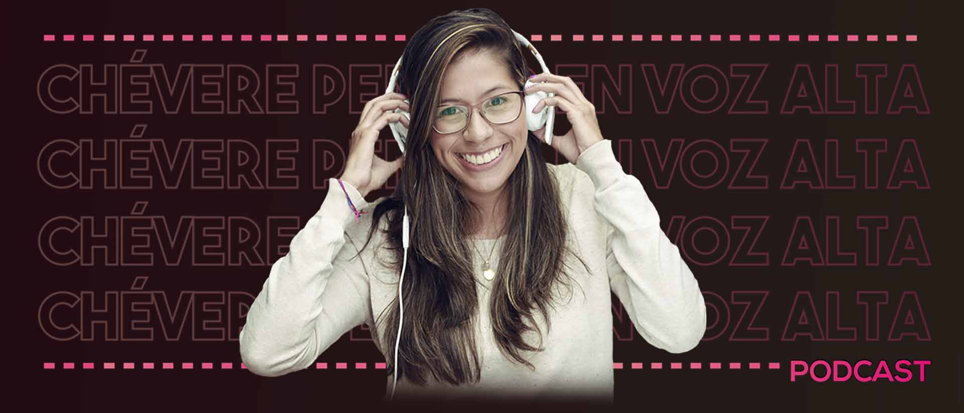 Locutora sonriendo tocando sus audífonos