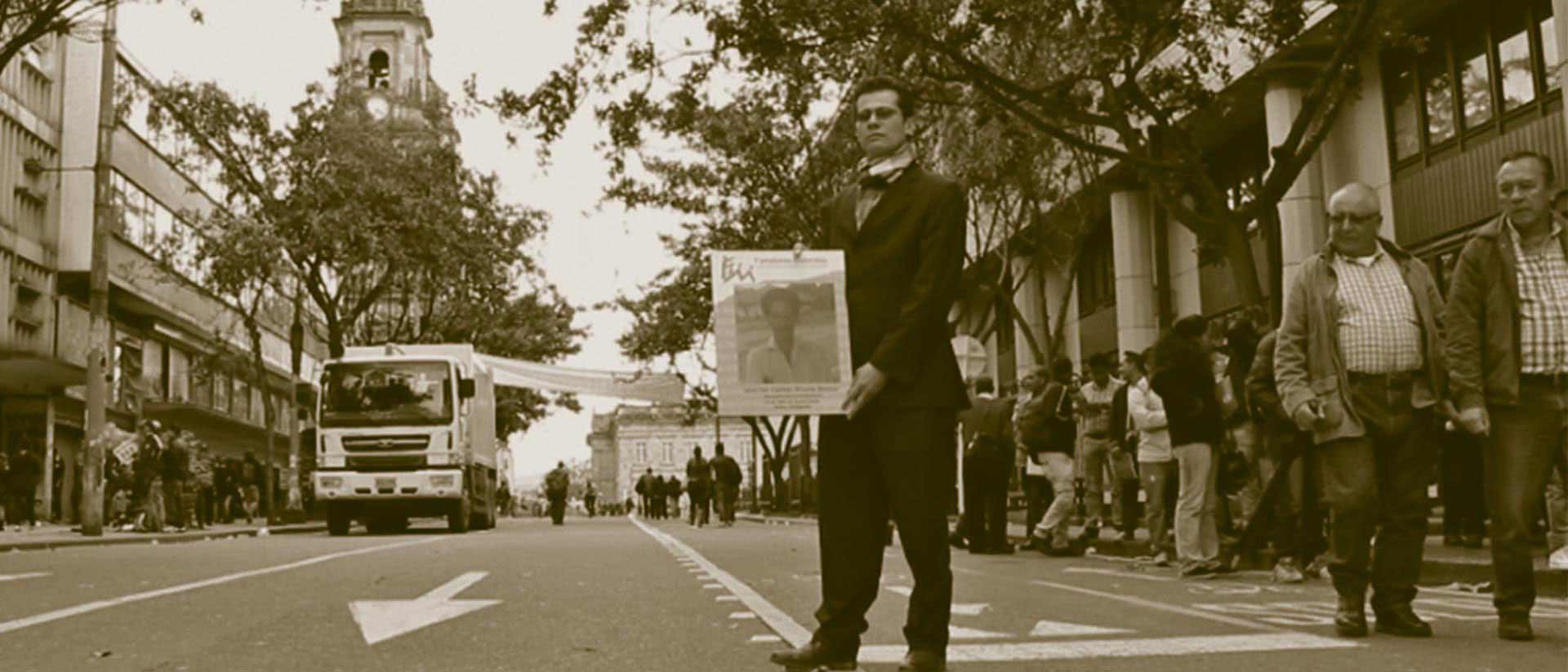 Hombre con un cartel de desaparecido