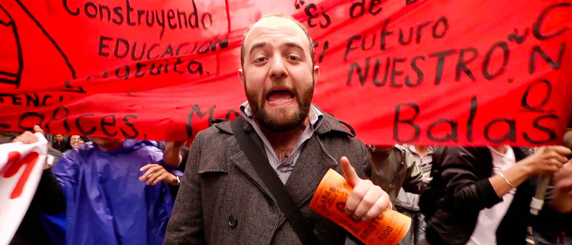 Santiago Rivas en medio de una manifestación