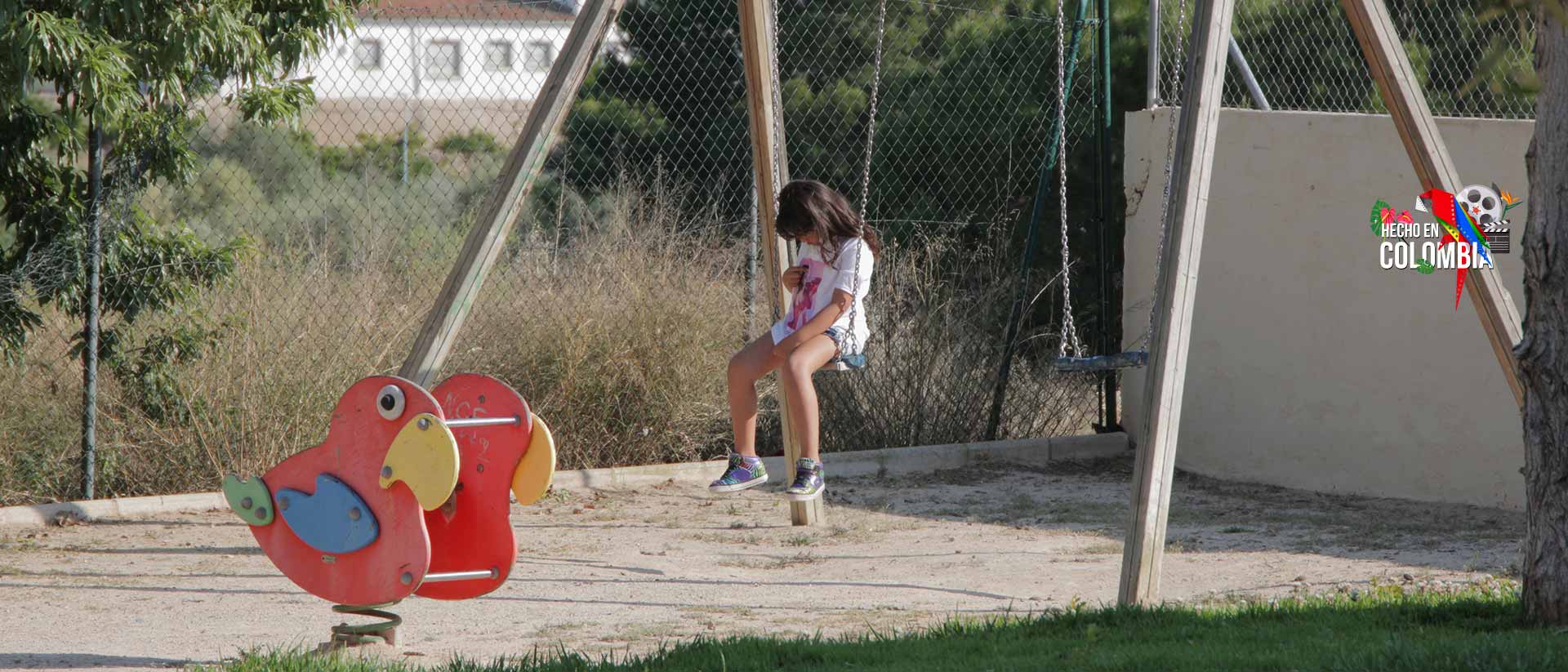 Laura protagonista película documental Si dios fuera mujer sentada en un columpio