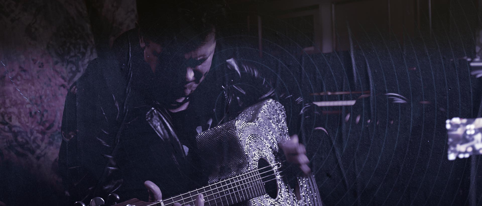 hombre tocando la guitarra