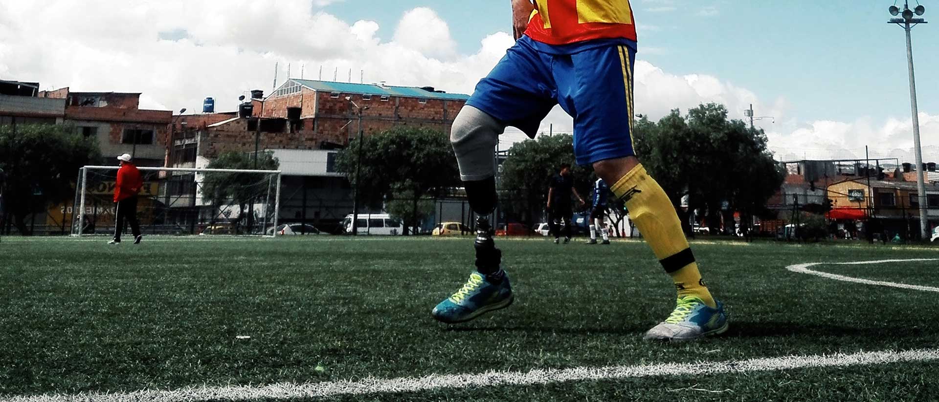 ¡Conoce a los sobrevivientes del conflicto armado que encontraron un refugio en el fútbol en ¿Y dónde es el partido?! Disponible en RTVCPlay. 