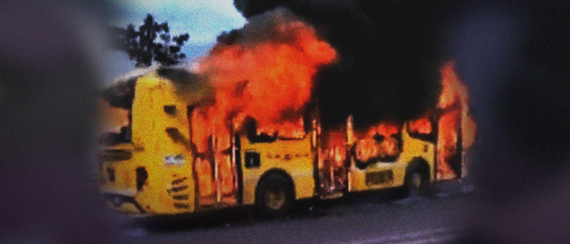 Mira ahora el documental ¿Quién quemó el bus? en la plataforma de streaming de los colombianos: RTVCPlay