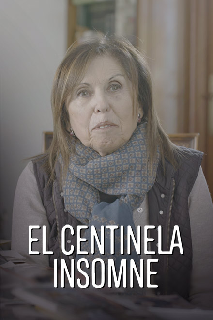 mujer adulta sentada con bufanda, pashmina