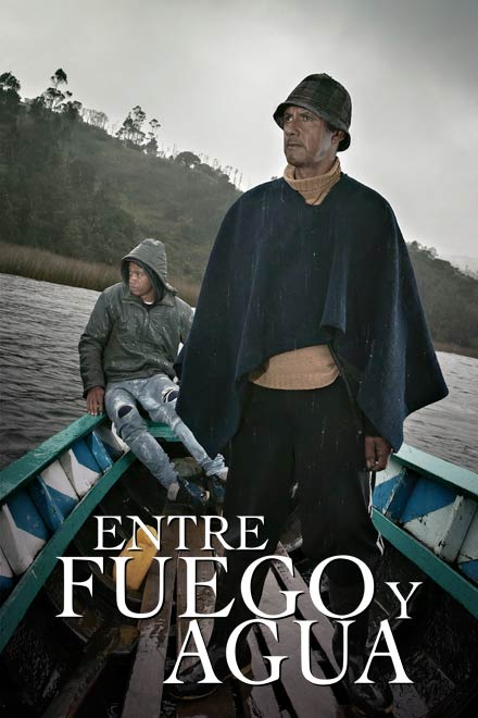 hombre afrodescendiente en una lancha sobre el mar, Documental Entre fuego y agua, documentales de señal colombia, documentales gratis, documentales de etnias indígenas