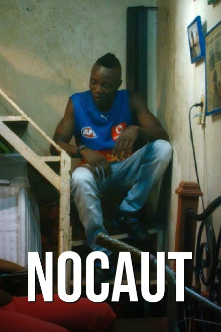 hombre joven afrodescendiente sentado en las escaleras de su casa