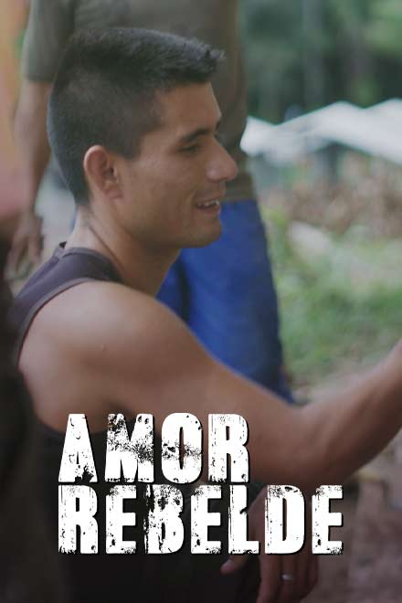 Hombre joven sonriendo.