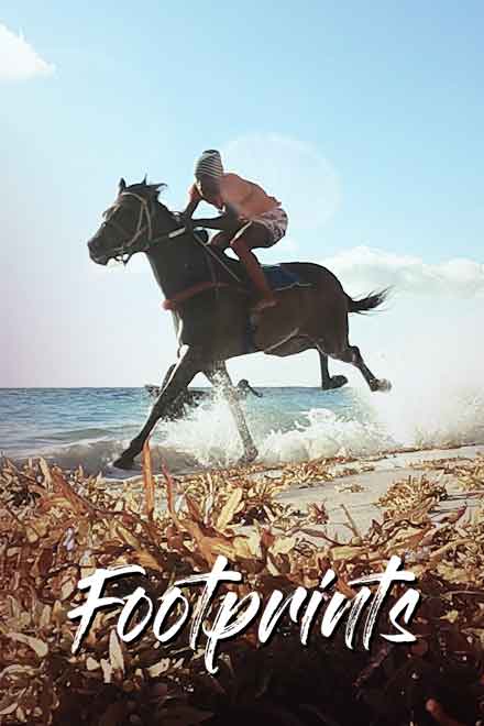 Hombre raizal cabalgando en un caballo al galope