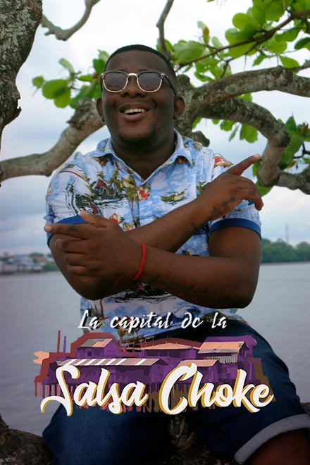 Joven Afro, sentado en un árbol, moviendo sus manos, jóvenes bailando salsa choke, documentales gratis, documentales de señal colombia, documentales colombianos gratis, tumaco, salsa choke, series musicales