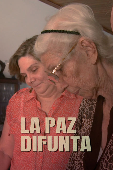 Adulta mayor e hija observando una imagen La paz difunta película documental