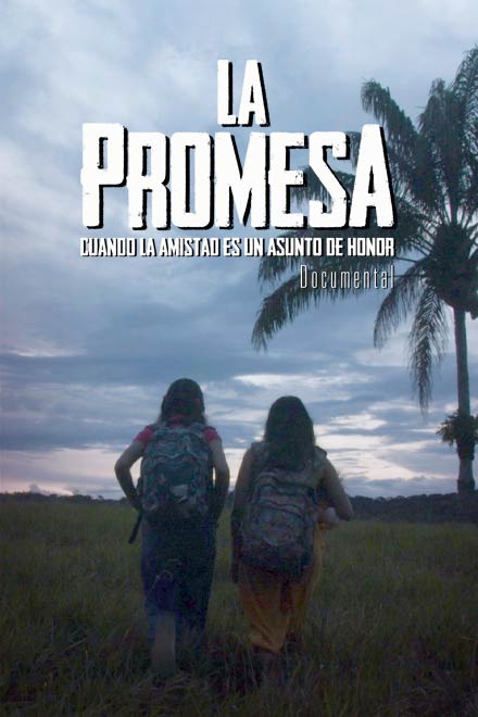 Dos niñas de espaldas caminando por la selva