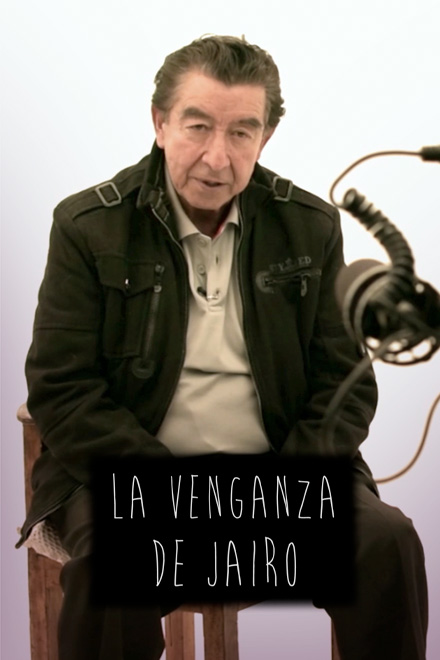 Hombre mayor sentado, esperando a ser grabado en un espacio cerrado