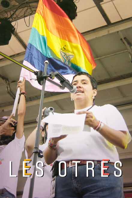 Líder homosexual, lesbiana, hablando en una tarima.