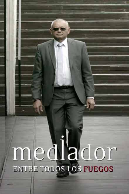 Hombre adulto mayor con traje caminando por la calle 