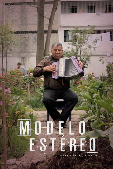 Interno de La Cárcel Modelo de Bogotá toca el acordeón en uno de los patios cortometraje documental