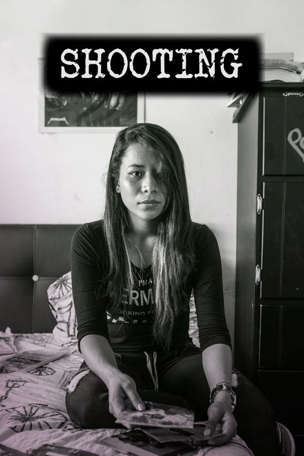 Póster película documental Shooting Señal Colombia Mujer sostiene fotografías en sus manos 