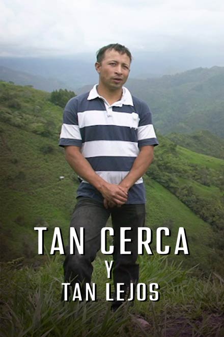 Hombre de pie, cruzando los brazos sobre paisaje montañoso.