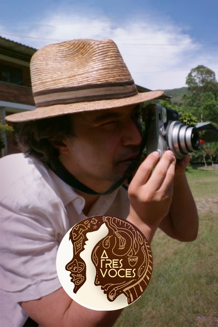 Artista mirando a través del visor de una cámara A tres voces