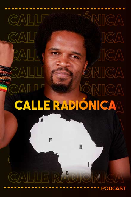 Hombre afro levantando su mano derecha, encuentros con personajes de la cultura rap, conversaciones sobre música, baile, moda, arte, series podcast gratis