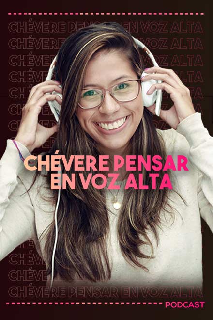 Locutora sonriendo tocando sus audífonos