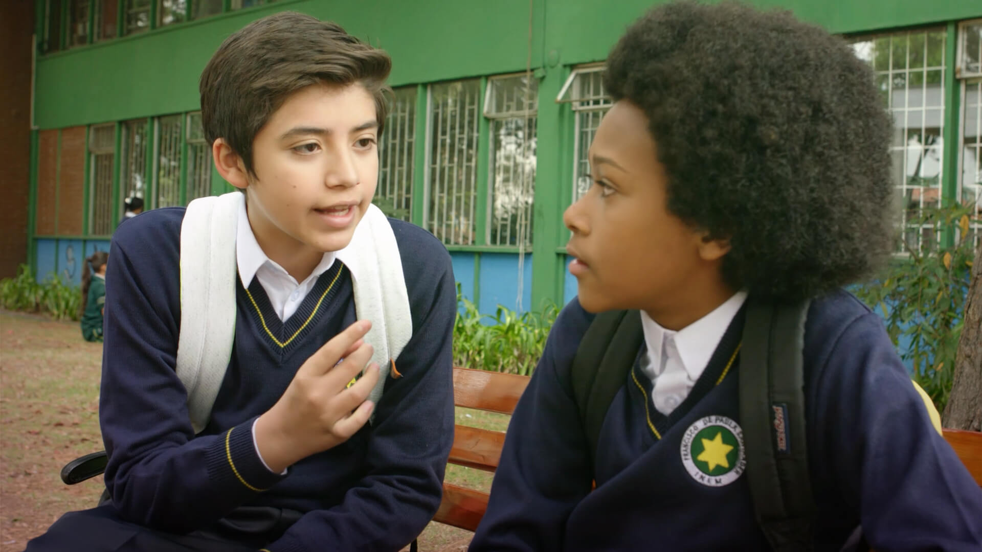 León escucha a un amigo, romance, amistad, secreto, adolescencia, series de señal colombia, series gratis, series online, series para adolescentes