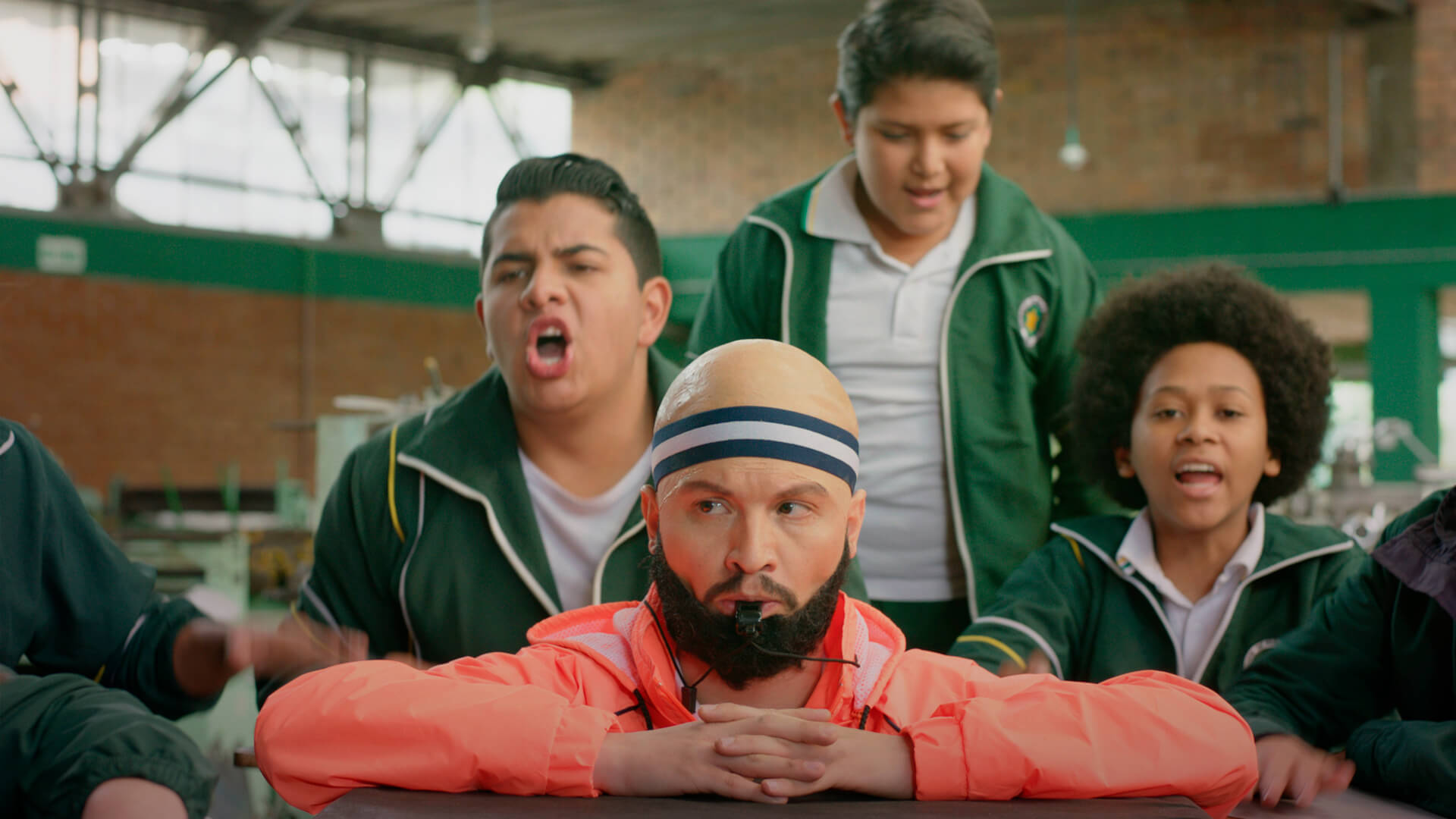 Un calvo en la clase, bullying, Álex de todas formas, hombria, machismo, profesores, colegio, ver Álex de todas formas,  adolescencia, series de señal colombia, series gratis, series online, series para adolescentes