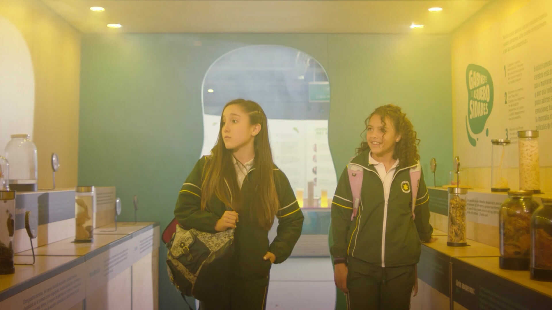 museo interactivo de ciencia, kike y alex, chicas en salón oscuro, maloka, secretos, superpoderes, romance, adolescentes, adolescencia, series de señal colombia, series gratis, series online, series para adolescentes