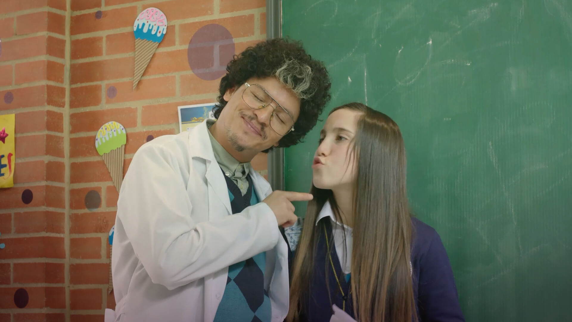 Un profesor muy particular, ver Álex de todas formas, dia del examen, secretos, superpoderes, romance, adolescentes, adolescencia, series de señal colombia, series gratis, series online, series para adolescentes