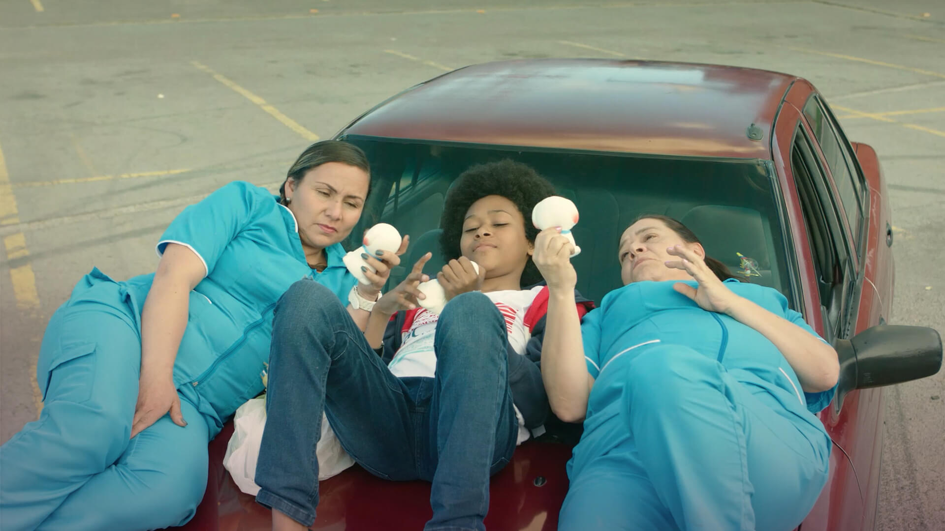 Comiendo helado en un carro, Álex de todas formas, padre e hijo, pasar tiempo con papa, ver Álex de todas formas,  adolescencia, series de señal colombia, series gratis, series online, series para adolescentes