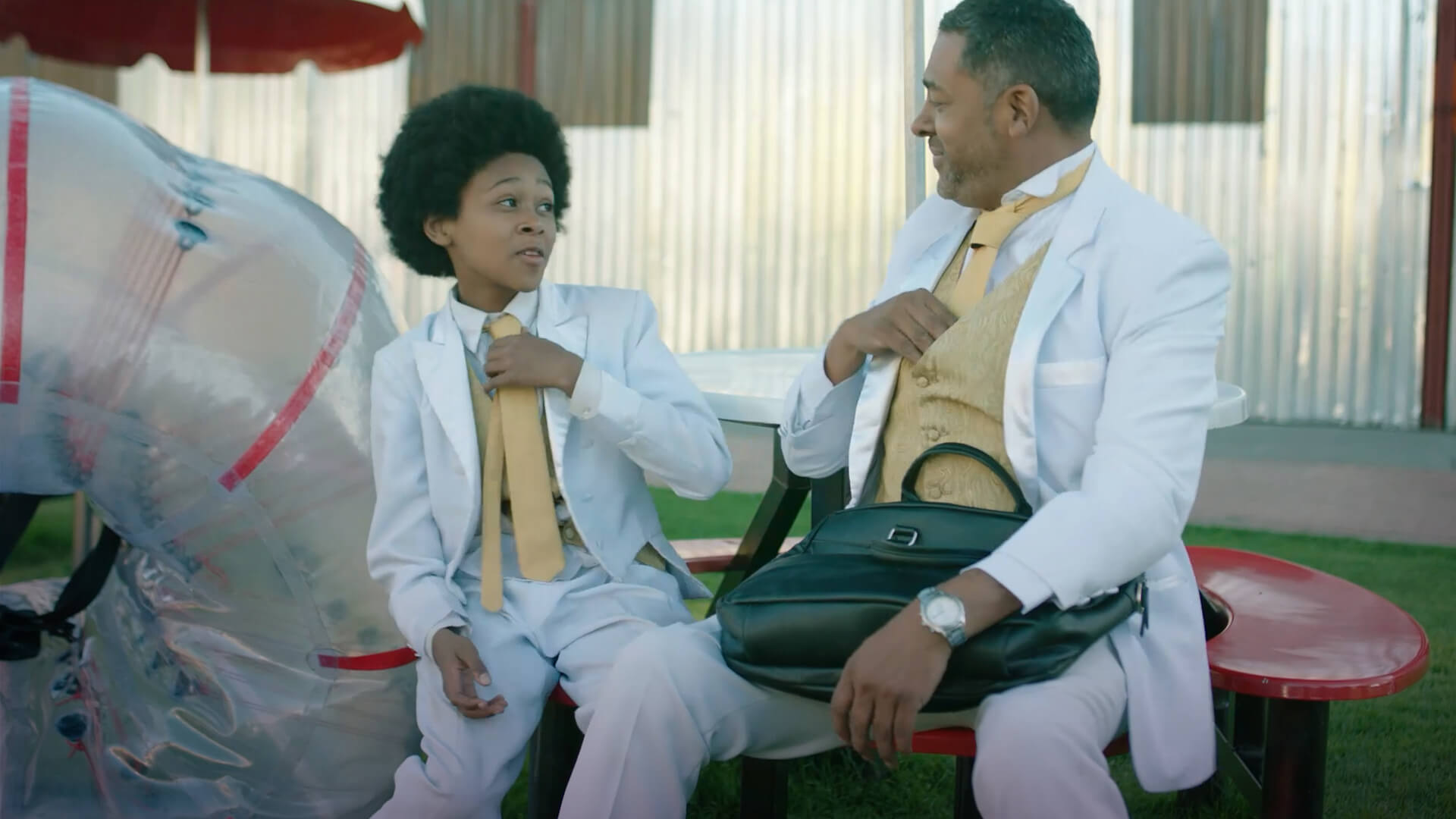 Los dos vestidos de blanco, amistad, romance, colegio, exponer, matea, alex, ver Álex de todas formas,  adolescencia, series de señal colombia, series gratis, series online, series para adolescentes