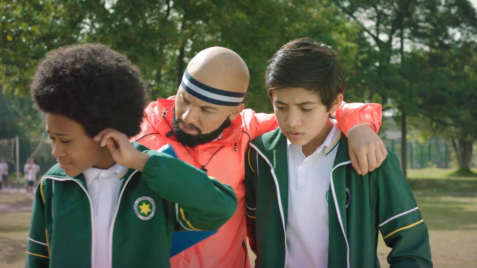 Álex en clase de educación física, colegio, profesores, amigos, entrenamiento, ver Álex de todas formas,  adolescencia, series de señal colombia, series gratis, series online, series para adolescentes