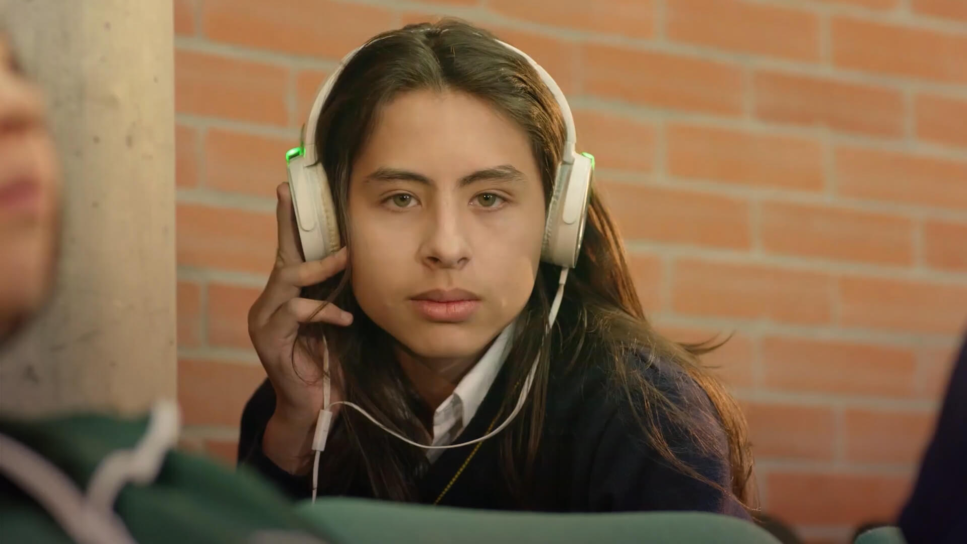 Escuchando buena música, niño escuchando musica con audifinos, nuevo coordinador, profesores, colegio, ver Álex de todas formas,  adolescencia, series de señal colombia, series gratis, series online, series para adolescentes